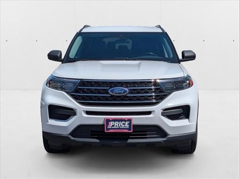 Used 2020 Ford Explorer XLT image 2