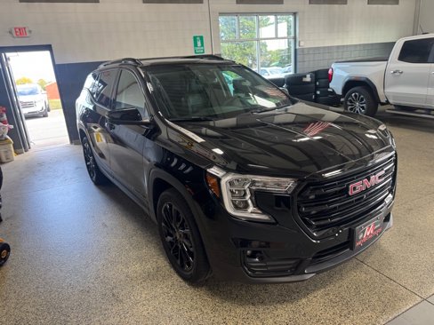 Used 2024 GMC Terrain SLT w/ Tech Package image 3