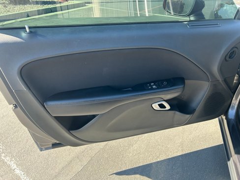 Used 2016 Dodge Challenger SXT image 9