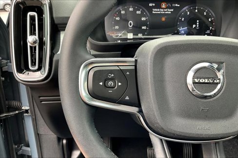 Used 2022 Volvo XC40 T5 Momentum image 10