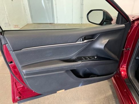 Used 2018 Toyota Camry XSE image 10