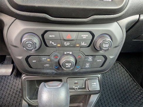 Used 2021 Jeep Renegade Latitude w/ Sun & Sound Group image 23