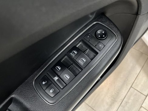 Used 2019 Chrysler 300 S image 27