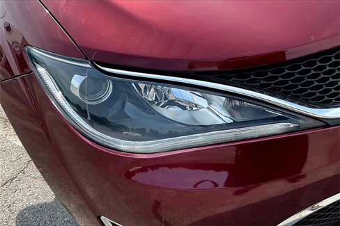 Used 2018 Chrysler Pacifica Limited image 33