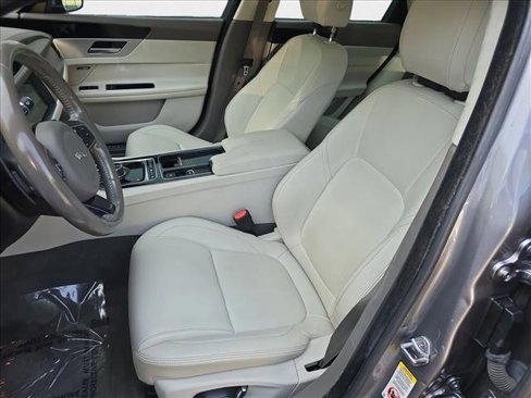 Used 2020 Jaguar XF Premium image 14