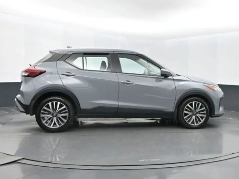 Used 2023 Nissan Kicks SV image 4