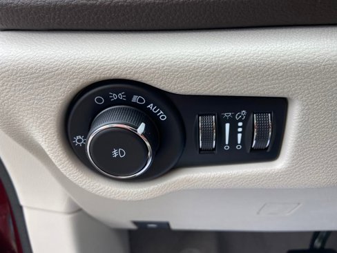 Used 2021 Chrysler Pacifica Touring image 27