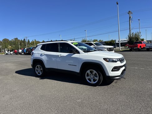 Used 2024 Jeep Compass Latitude image 7