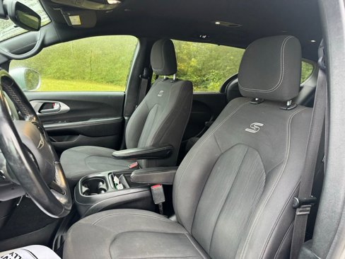 Used 2018 Chrysler Pacifica Touring Plus w/ S Appearance Package image 9