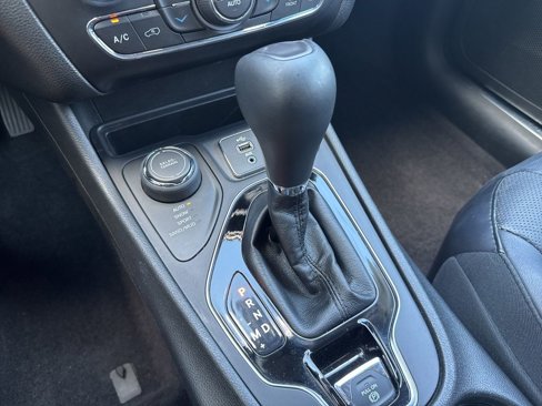 Used 2019 Jeep Cherokee Limited image 28