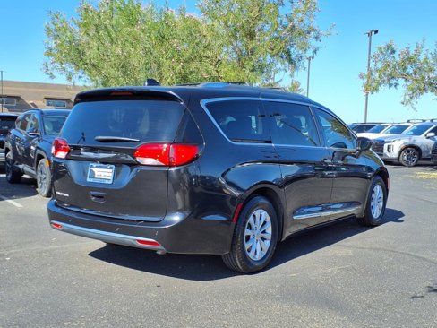 Used 2019 Chrysler Pacifica Touring-L image 6