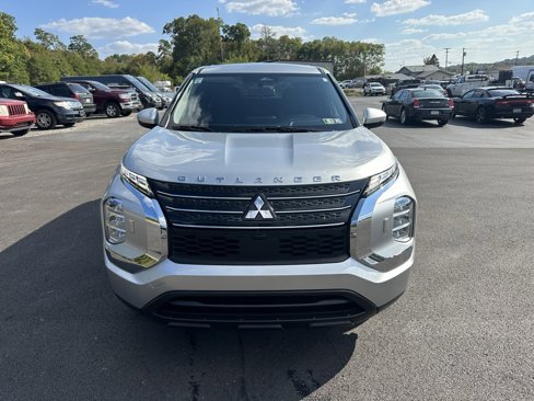 Used 2022 Mitsubishi Outlander ES image 2
