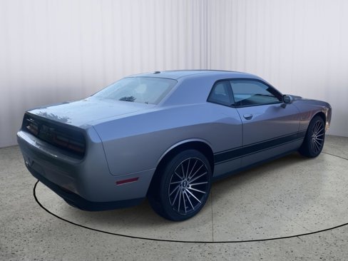 Used 2016 Dodge Challenger SXT image 7
