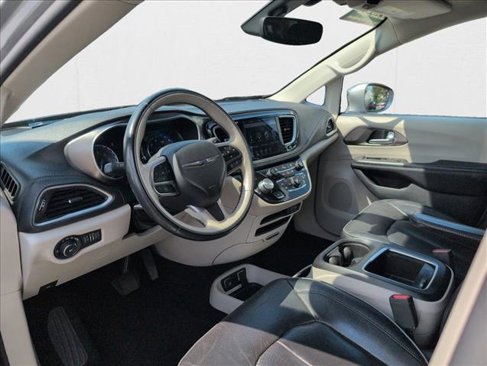 Used 2018 Chrysler Pacifica Limited image 10