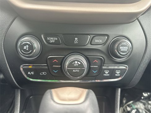 Used 2017 Jeep Cherokee Limited image 41