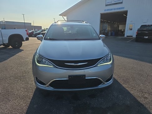 Used 2018 Chrysler Pacifica Limited image 8