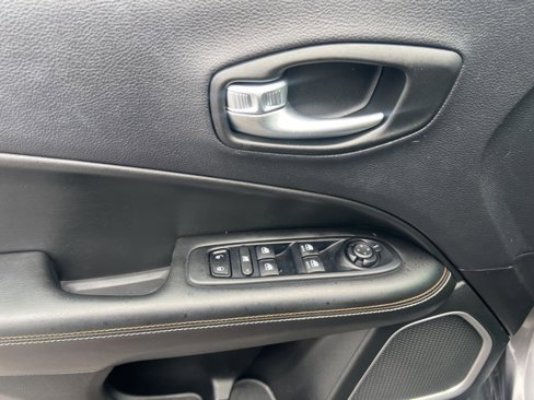 Used 2018 Jeep Compass Latitude w/ Popular Equipment Group image 17
