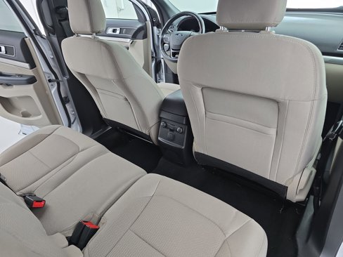 Used 2018 Ford Explorer XLT image 11