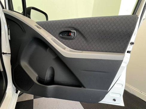 Used 2011 Toyota Yaris 4-Door Hatchback image 11