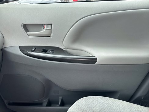 Used 2014 Toyota Sienna LE image 22