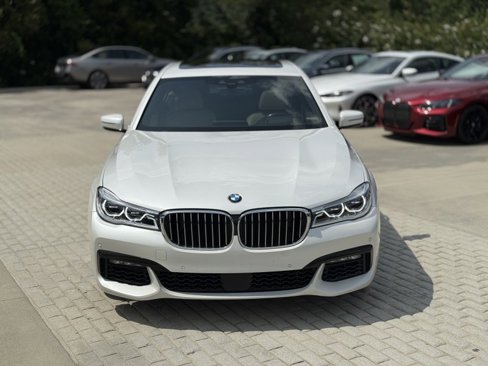 Used 2018 BMW 750i image 10
