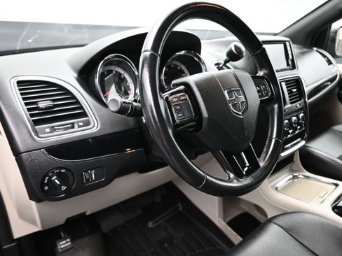 Used 2019 Dodge Grand Caravan SXT image 13