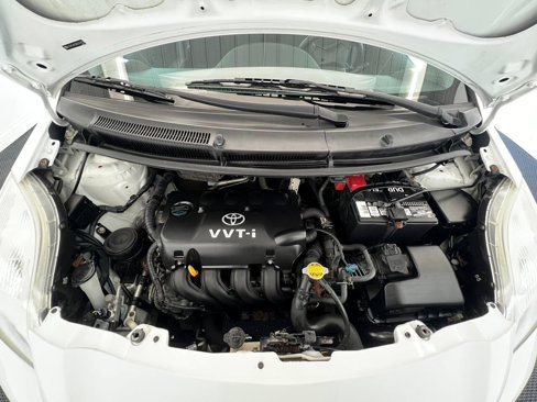 Used 2011 Toyota Yaris 4-Door Hatchback image 23