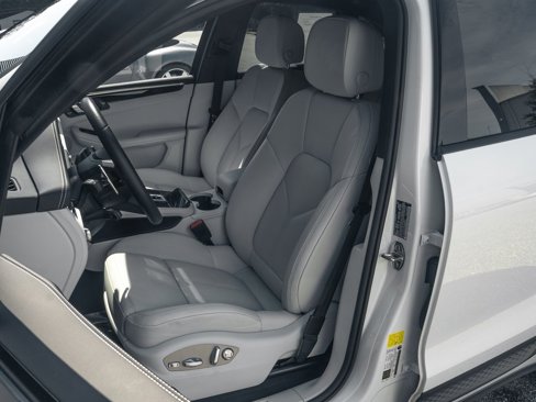 New 2025 Porsche Macan image 5