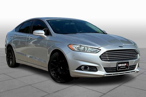 Used 2015 Ford Fusion SE image 2