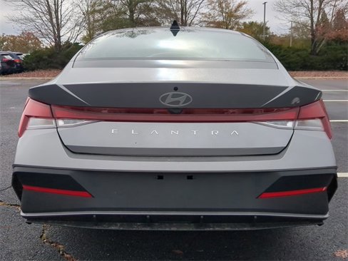 New 2025 Hyundai Elantra SE image 5