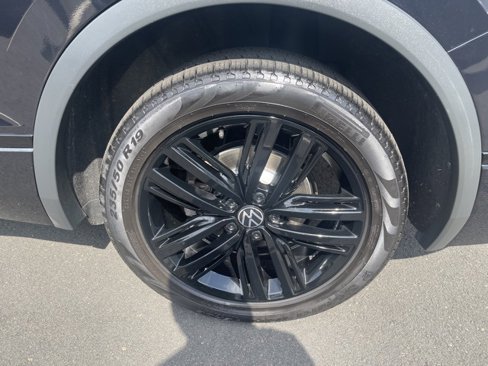 Certified 2022 Volkswagen Tiguan SE R-Line image 9