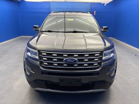Used 2017 Ford Explorer XLT w/ Equipment Group 202A image 3