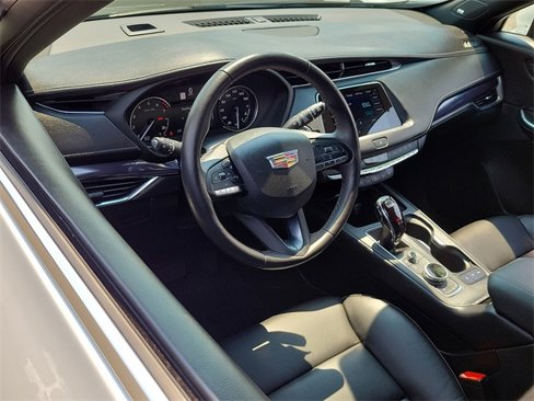 Used 2023 Cadillac XT4 Luxury w/ Cold Weather Package image 6