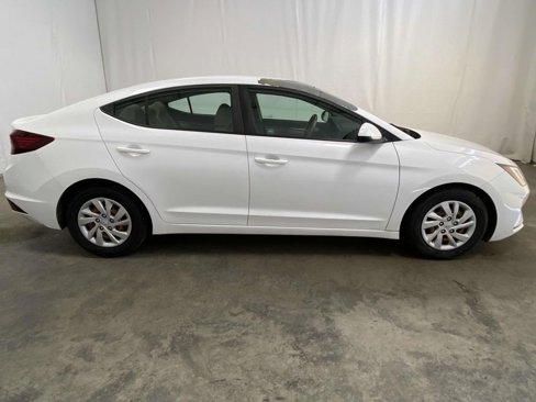 Used 2019 Hyundai Elantra SE image 2