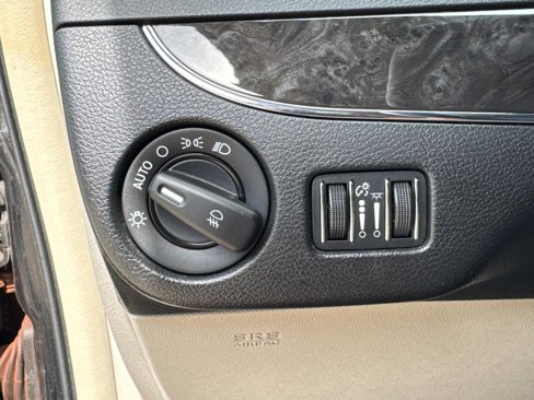 Used 2012 Chrysler Town & Country Touring-L w/ Driver Convenience Group image 34