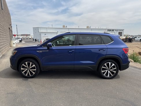 Used 2022 Volkswagen Taos SE w/ Panoramic Sunroof Package image 6
