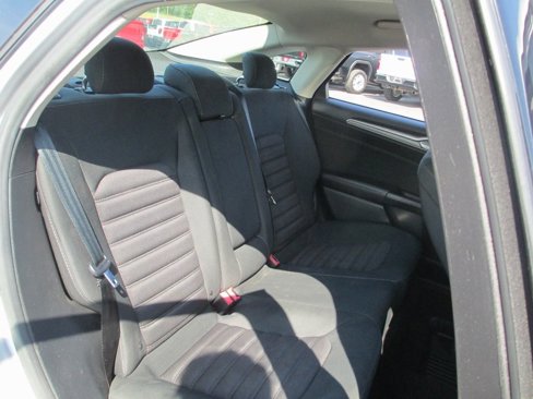 Used 2017 Ford Fusion SE image 16