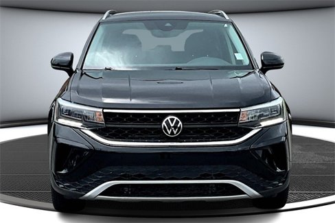 Used 2024 Volkswagen Taos SE image 2