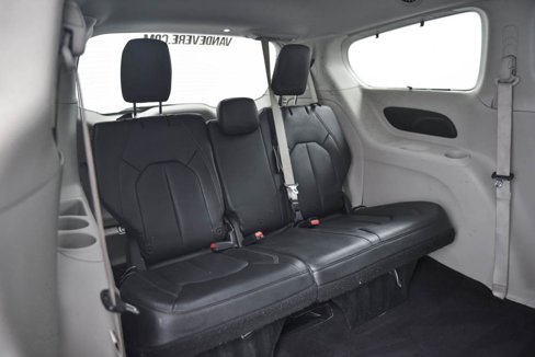 Used 2019 Chrysler Pacifica Touring-L image 14