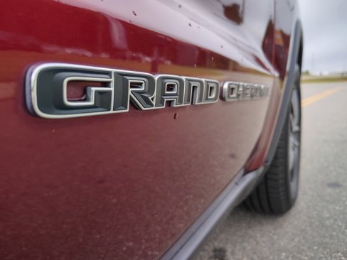 Used 2019 Jeep Grand Cherokee Laredo w/ Laredo X Package image 11