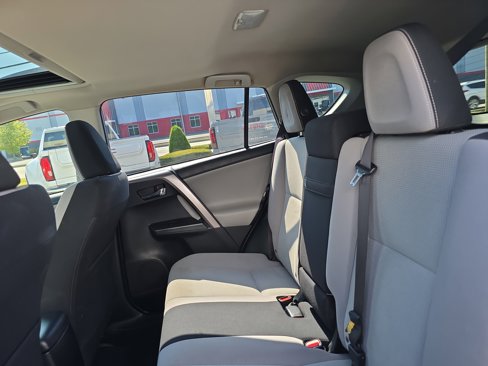Used 2018 Toyota RAV4 LE image 14