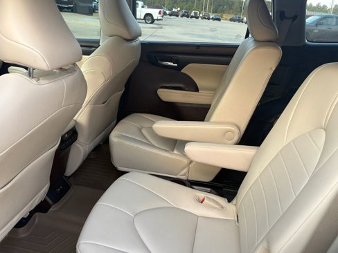 Used 2021 Toyota Highlander XLE image 12