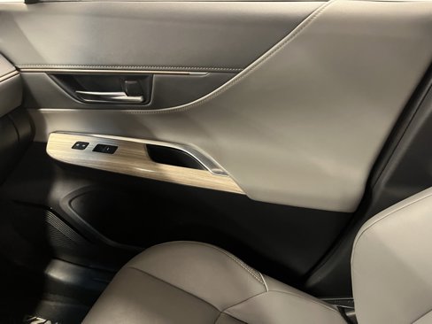 Used 2023 Toyota Venza LE image 14
