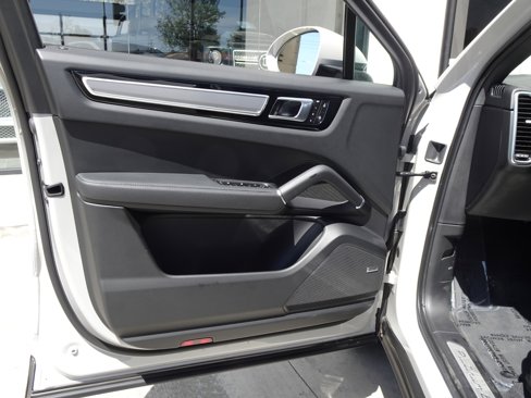 Used 2023 Porsche Cayenne Platinum Edition image 13