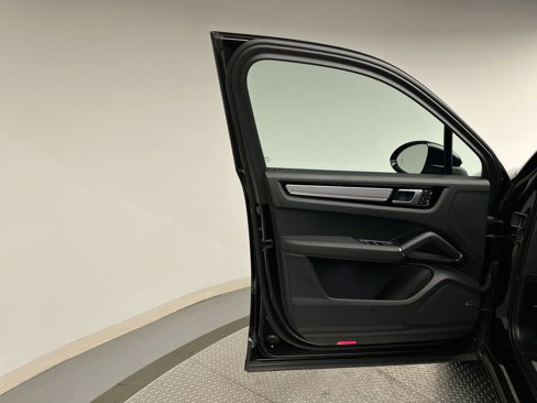 Used 2022 Porsche Cayenne image 9