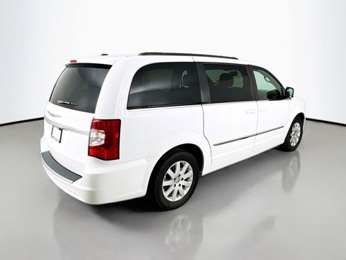 Used 2016 Chrysler Town & Country Touring image 7