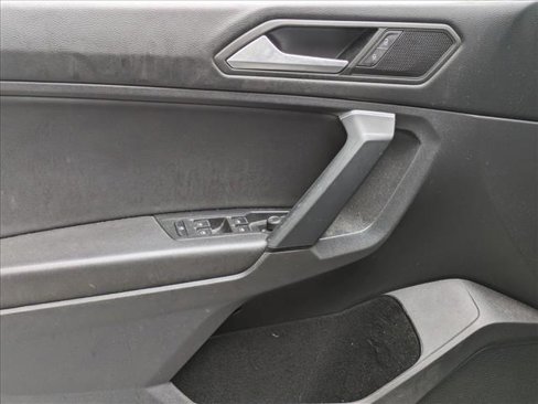 Used 2019 Volkswagen Tiguan SE w/ Panoramic Sunroof Package image 14