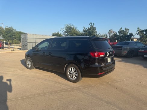 Used 2017 Kia Sedona LX w/ LX Essentials Premium Package image 3