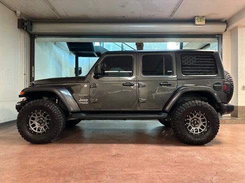 Used 2018 Jeep Wrangler Unlimited Sahara image 2