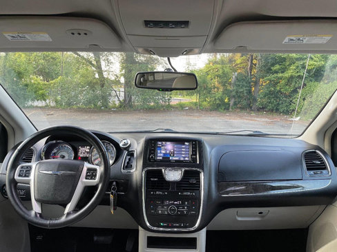 Used 2016 Chrysler Town & Country Touring w/ Driver Convenience Group image 35